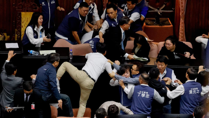 מכות בפרלמנט בטיוואן (צילום: רשתות חברתיות, שימוש לפי סעיף 27 א')