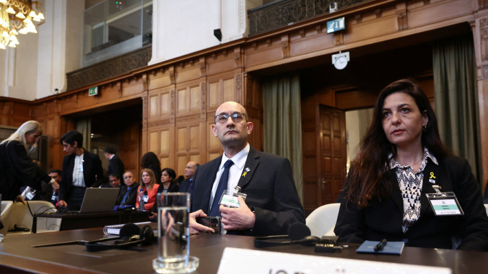 המשנה ליועמ''שית - ד''ר גיל-עד נועם, ומ''מ יועמ''ש משרד החוץ - עו''ד תמר קפלן-תורג'מן בהאג, מאי 2024