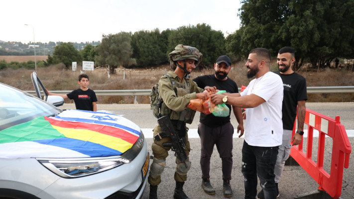 אזרחים דרוזים מעבירים אוכל לחייל בגבול הצפון, חרבות ברזל, 9.10.2023 (צילום: דוד כהן, פלאש 90)