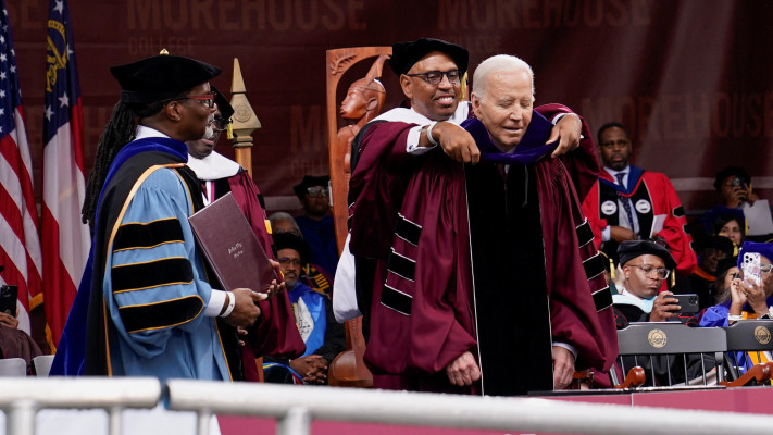 ביידן בעת קבלת תואר לשם כבוד במכללת מורהאוס