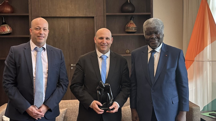 רוברט בוגרה ממבה, גבי מיודובניק, גל ירדן (צילום: חברת נטפים)