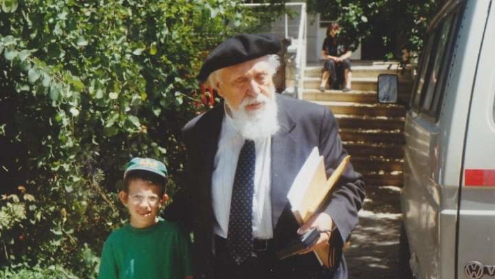 פרופ' ראובן פוירשטיין וג'וש ארונסון בילדותו