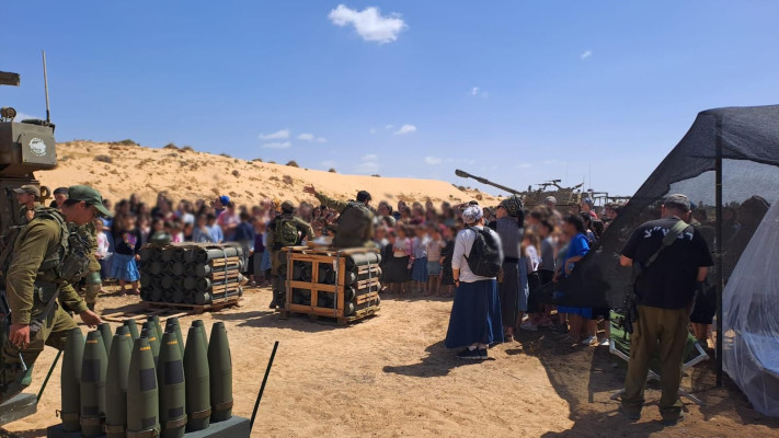 ילדי מושב בני נצרים בביקור בסוללת התותחנים (צילום: ללא)