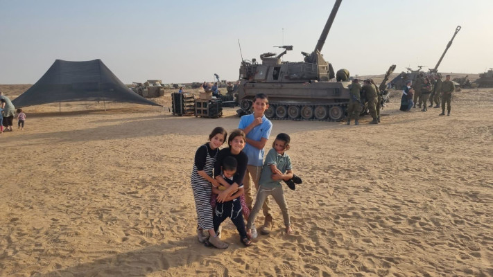 ילדי מושב בני נצרים בביקור בסוללת התותחנים (צילום: ללא)