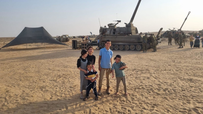 ילדי מושב בני נצרים בביקור בסוללת התותחנים (צילום: ללא)