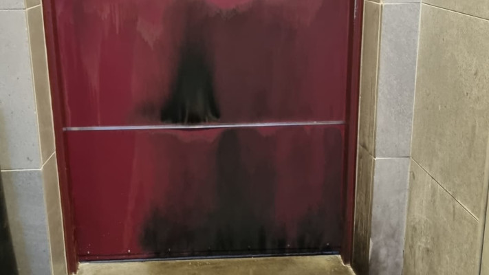 הדלת השרופה בביתו של דודי אפל