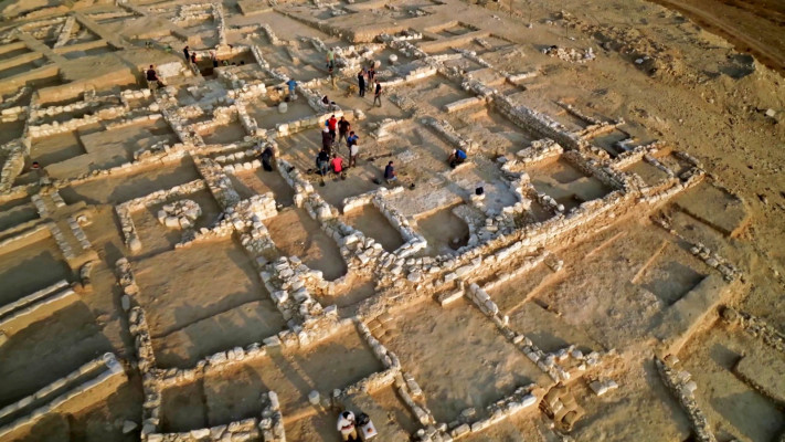 חפירת רשות העתיקות ברהט (צילום: אמיל אלג'ם, רשות העתיקות)