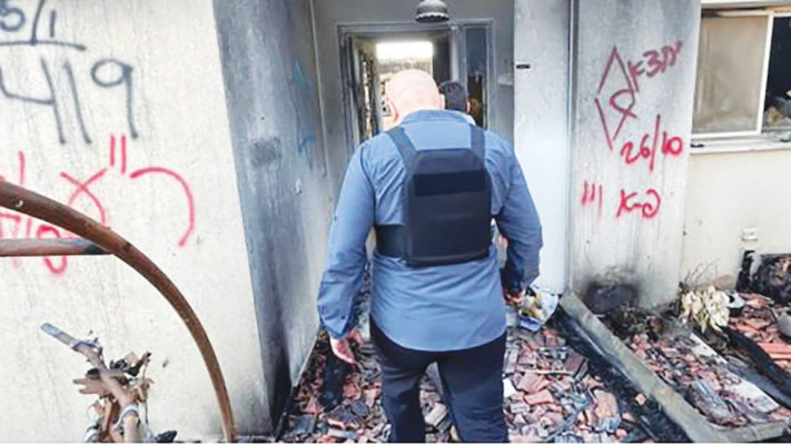 תובע האג קארים חאן בביקור בעוטף עזה, דצמבר 2023 (צילום: ICC)
