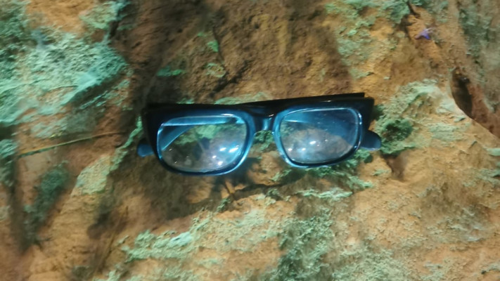 המשקפיים כפי שנמצאו בבסיס הצבאי