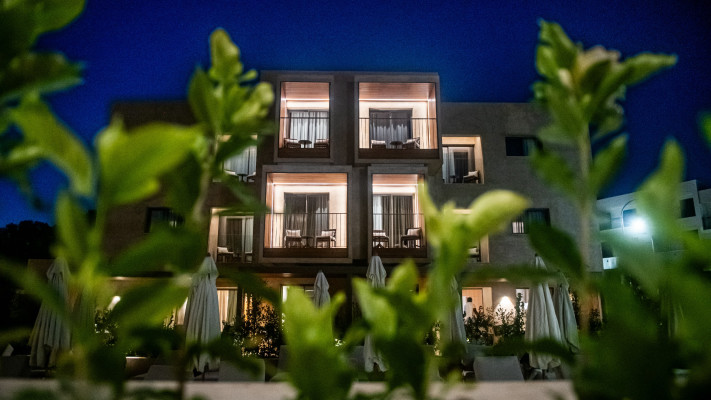 מוקף בצמחייה (צילום: M boutique hotel, Paphos)