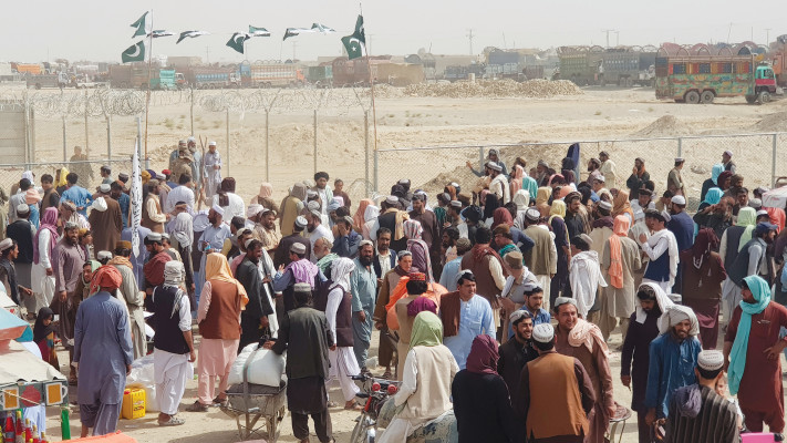 אזרחים בורחים מאפגניסטן (צילום: רויטרס)