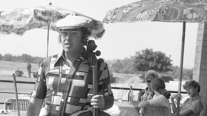 טוביה צפיר בצ'ארלי וחצי