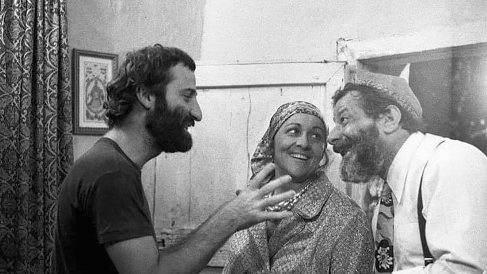 בועז דוידזון על הסט של צ'ארלי וחצי 