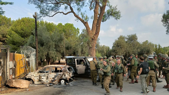 אלחנן קלמנזון, עילם מאור, איתיאל זוהר בכניסה לקיבוץ בארי, 8.10 בשעה 08:00 (צילום: משפחת קלמנזון)