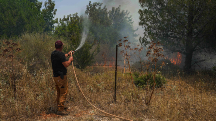 שריפה שפרצה בעקבות פגיעת רקטה בגליל העליון (צילום: אייל מרגולין, פלאש 90)