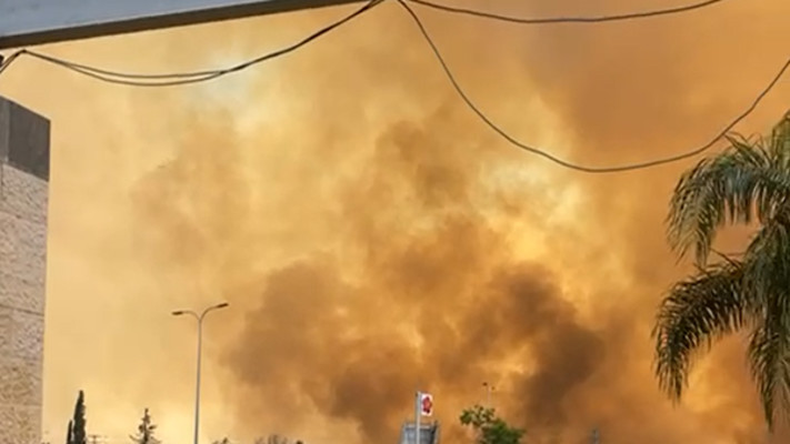 שריפה שפרצה בקצרין בעקבות פגיעת רקטה (צילום: סמדר יאיר)