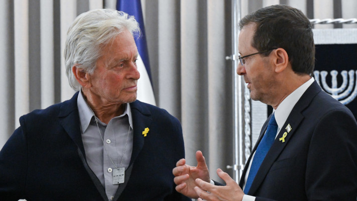 נשיא המדינה יצחק הרצוג עם מייקל דאגלס 