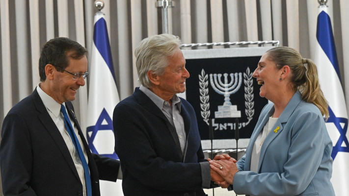 חיים ומיכל הרצוג עם מייקל דאגלס בביקורו בישראל