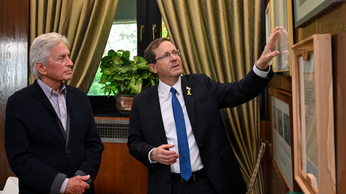 ''אין חינוך, אין ידע''. דאגלס בלשכתו של הרצוג