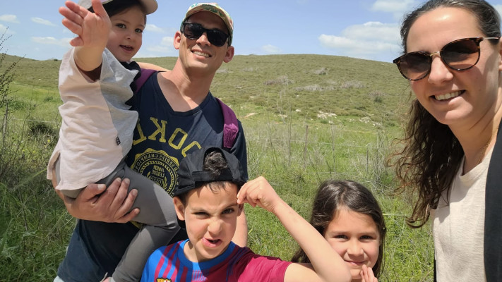 דולב יהוד ומשפחתו