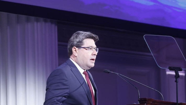 אופיר אקוניס