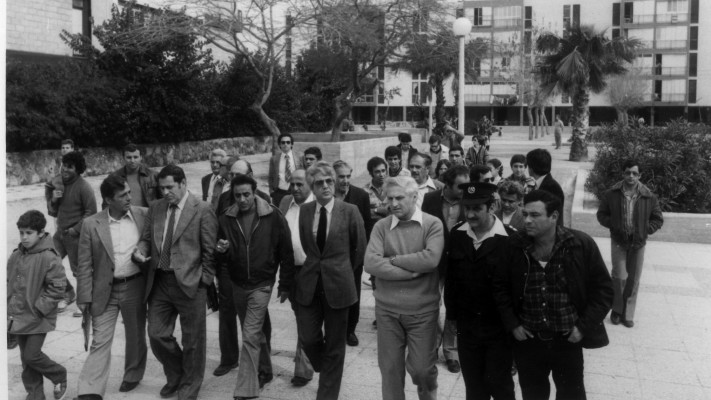 דוד לוי במהלך סיור בת''א