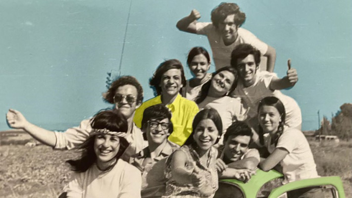 אלי כהן (בצהוב) עם חבריו (צילום: אלבום פרטי)