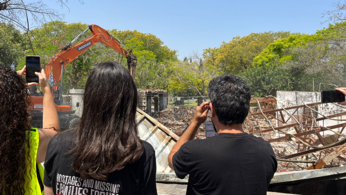 קבוצת טלאור כראדי בפרויקט ההריסה במימון מנהלת תקומה בבארי (צילום: פלד ארבלי)