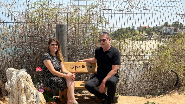 ספסל מעץ לזכרה של עדן זכריה