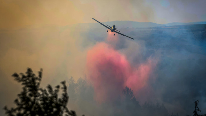 מאמצי כיבוי שריפת ענק בצפון כתוצאה מירי רקטות