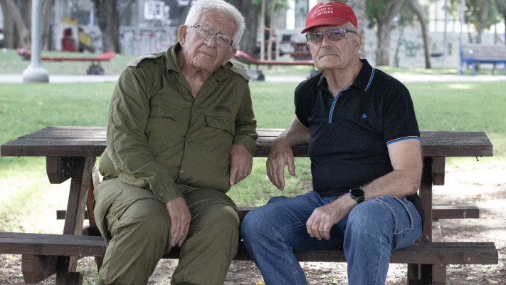 מימין לשמאל: יעקב חץ, יוסף חגואל