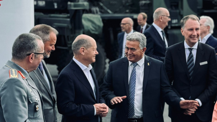 עמיר פרץ ואולף שולץ בתערוכה ILA ברלין