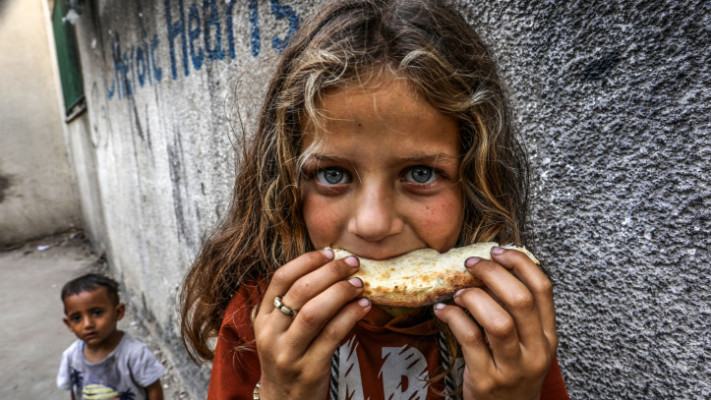 ילדה פלסטינית בעיר הפליטים בדיר אל בלאח (צילום: עבד רחים כתיב, פלאש 90)