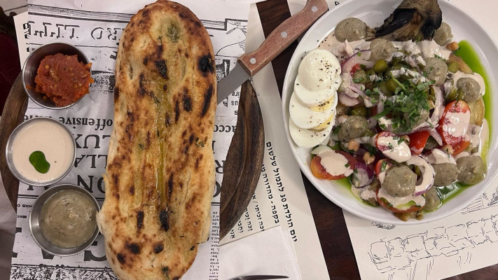 סביח מפורק לצד פוקצ'ה שמן זית, תמול שלשום