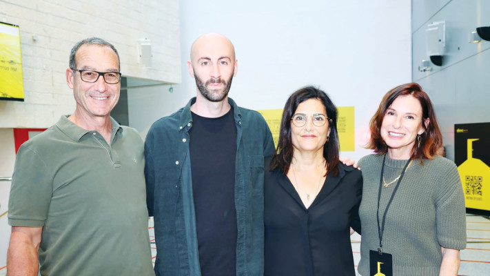 מימין: לימור אהרונוביץ, אילת ברוש, מתן אברמוביץ', ניר ברוש (צילום: רפי דלויה)