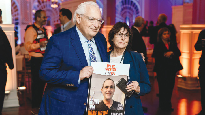 דיויד פרידמן שגריר ארה״ב בישראל לשעבר עם דבורה עידן אמו של צחי עידן, מוחזק כבן ערובה ברצועת עזה (צילום:  מרק ישראל סלם, גיא סידי)