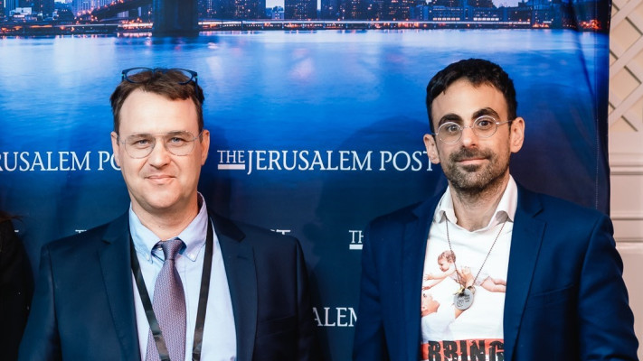 משה אמיליו לביא נציג משפחות החטופים של נחל עוז ומארק שון, מנהל תקשורת וקשרי ממשל, קבוצת בזן (צילום:  מרק ישראל סלם, גיא סידי)