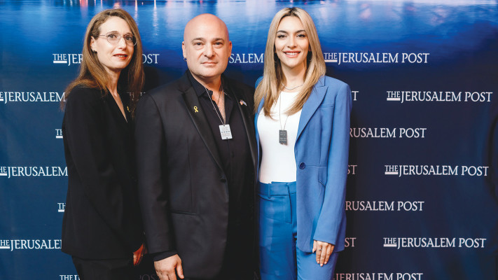 רחלי ברץ ריקס ראש המחלקה למאבק באנטישמיות וחוסן קהילתי ההסתדרות הציונית העולמית, אמילי אוסטין שדרנית טלויזה ואקטיביסטית פרו-ישראל, דוד דריימן מוזיקאי אמריקאי (צילום:  מרק ישראל סלם, גיא סידי)