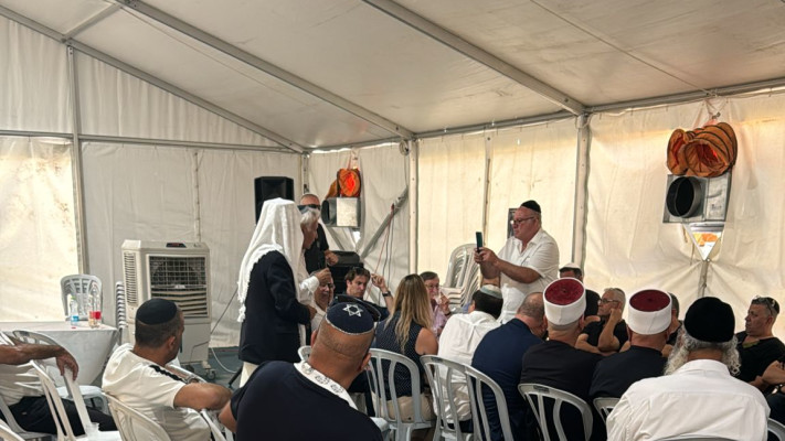 משה קצב בסוכת האבלים בבית שאן (צילום: ללא קרדיט)