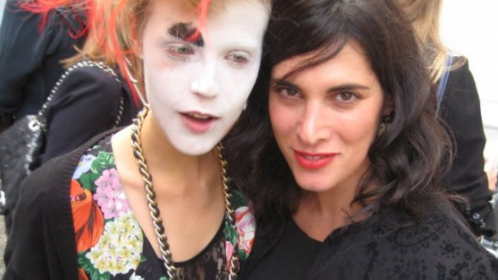 מאיה גז בטירה של קארל לגרפלד בתצוגת האופנה של ויויאן ווסטווד