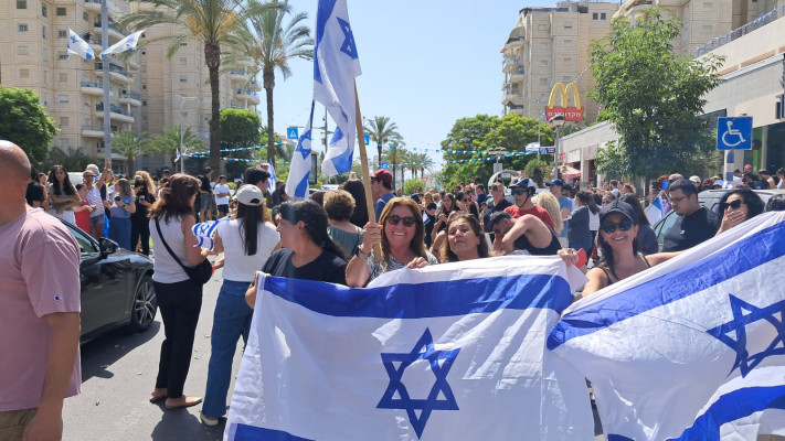 החוגגים מחוץ לבית של אלמוג מאיר (צילום: משה כהן)