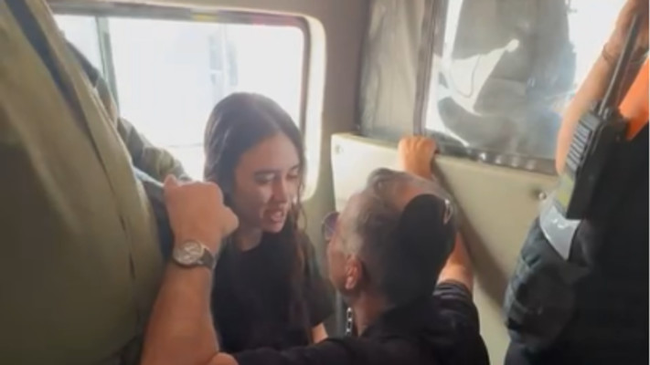 נועה ארגמני עם אביה לאחר החילוץ (צילום: שימוש לפי סעיף 27א')