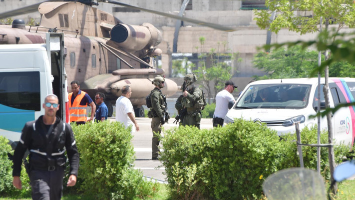 נחיתת החטופים בתל השומר  (צילום: אבשלום ששוני)