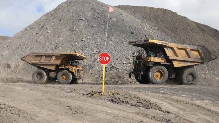 משאיות מעמיסות פחם