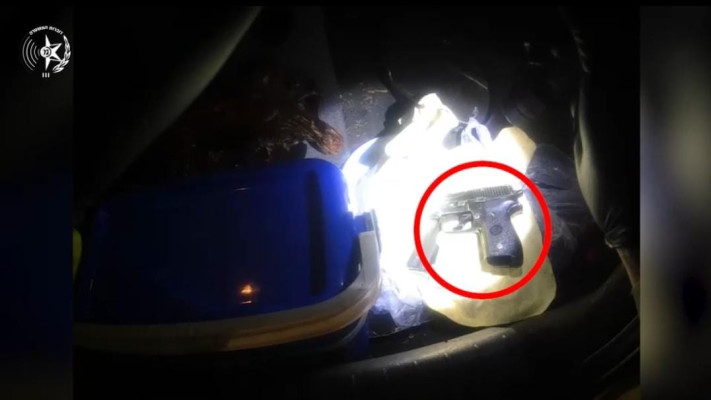 האקדח שאותר על ידי המשטרה (צילום: דוברות המשטרה)