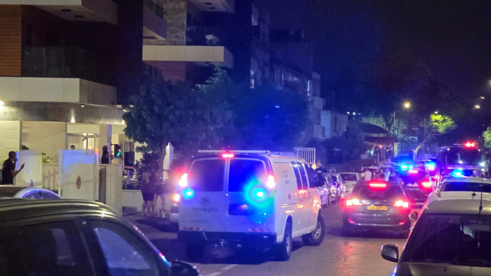 רימון הושלך לבניין בפתח תקווה (צילום: ללא)