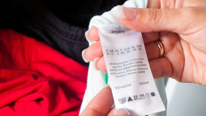 קראו את הסמלים שעל תווית הבגד לפני הכביסה