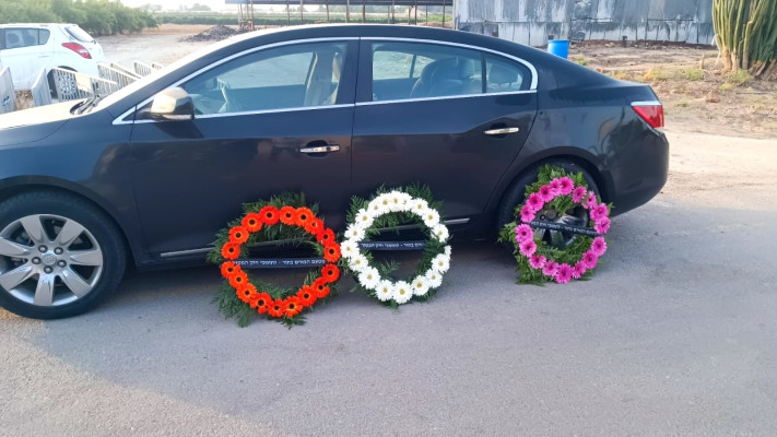 זרי הפרחים שהונחו על רכבו של ישראל כ''ץ