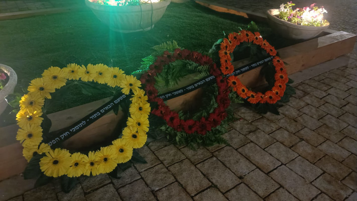 Les bouquets de fleurs déposés à l'entrée de la maison de Tali Gottlieb (photo : forum 