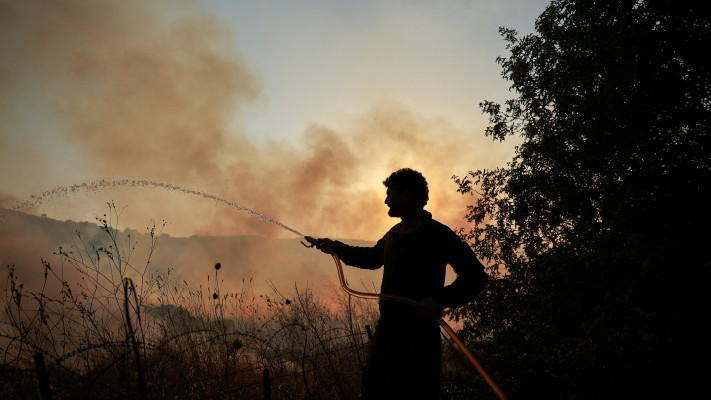 כיבוי שריפה שפרצה בסמוך לקרית שמונה בשל ירי רקטה